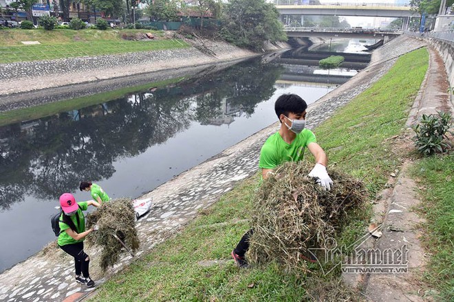 Ông Tây móc cống lại nhặt rác sông Tô Lịch - Ảnh 5.