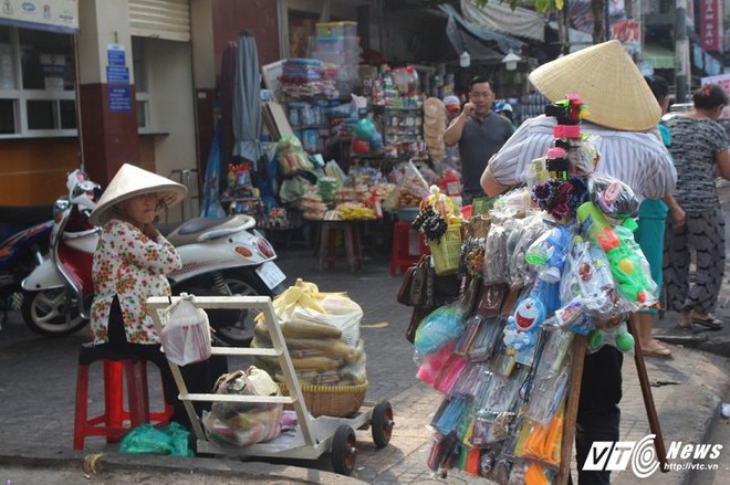 Xe biển xanh, hàng quán vẫn ‘cướp’ vỉa hè trắng trợn ở trung tâm Sài Gòn - Ảnh 5.