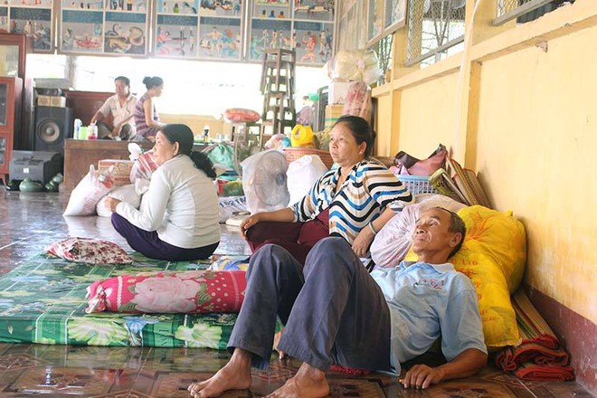 Sạt lở ở An Giang: Dân mất nhà, mắc võng ngủ trong chùa - Ảnh 5.