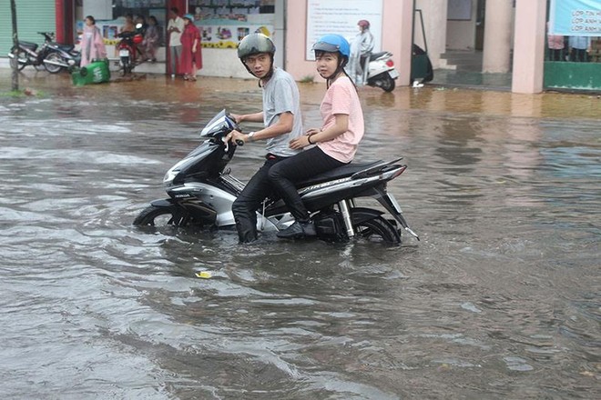 Mưa trắng trời, Cần Thơ chìm trong ‘biển nước’ - Ảnh 5.