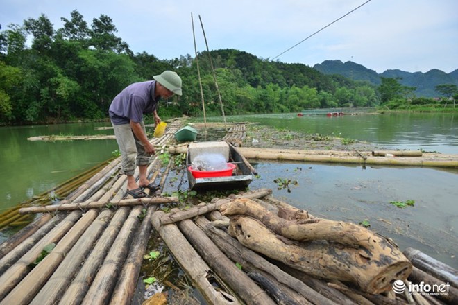 Lạng Sơn: Cô lập giữa ốc đảo, người dân thót tim qua cầu phao tạm bằng tre nứa - Ảnh 5.