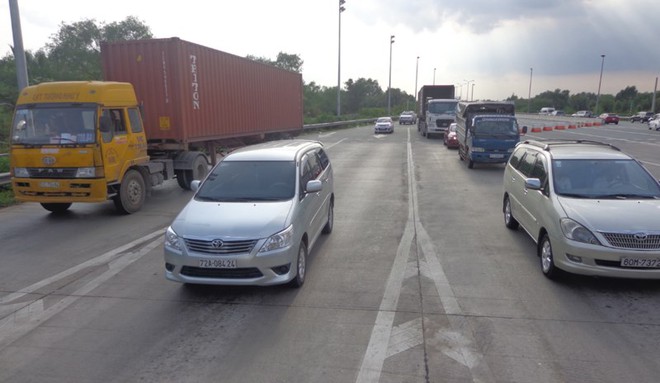 Xe &ugrave;n &ugrave;n về TP.HCM, trạm thu ph&iacute; mở bung cửa - Ảnh 5.