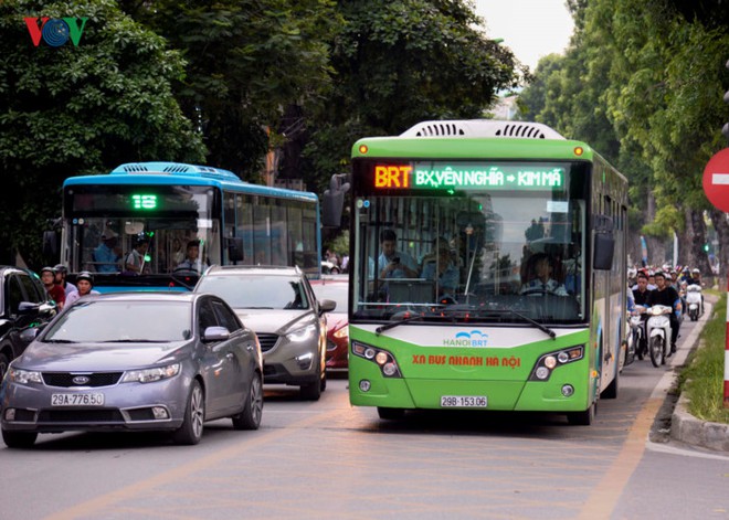 Giờ cao điểm, BRT Hà Nội không đến mức... quá tải - Ảnh 5.