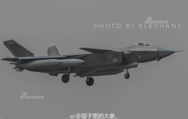 [ẢNH] Tiêm kích J-20 Trung Quốc xuất hiện với nước sơn lạ - Ảnh 5.