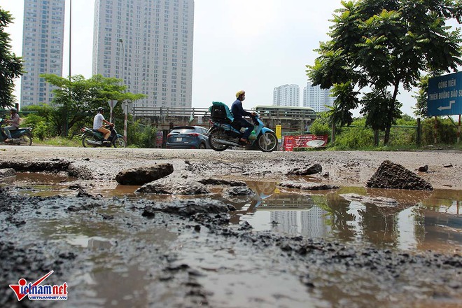 Thảm cảnh khó tin ở đại lộ hiện đại nhất Việt Nam - Ảnh 4.