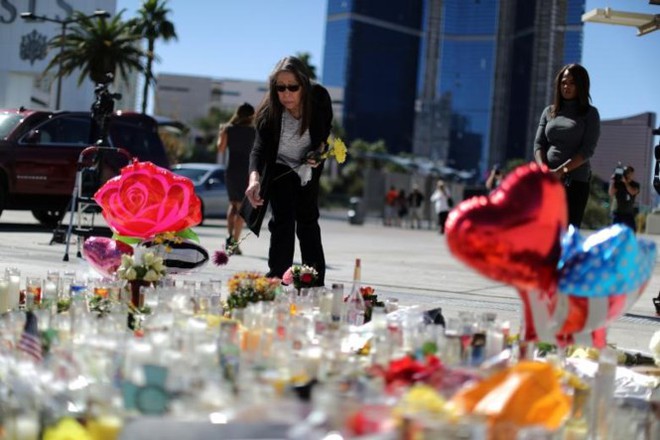 Nước Mỹ lặng đi tưởng niệm các nạn nhân vụ xả súng ở Las Vegas - Ảnh 5.