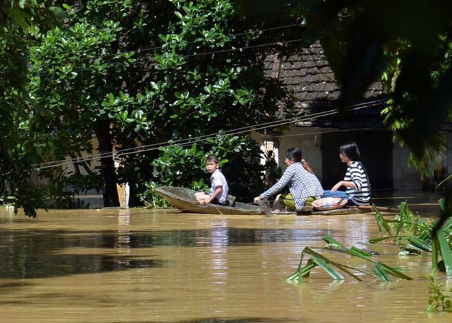 Chùm ảnh: Nhà ngập sâu đến ngang cửa, người dân Ninh Bình dùng chậu nhôm, ghế gỗ chèo thuyền đi lại trong ngõ - Ảnh 5.