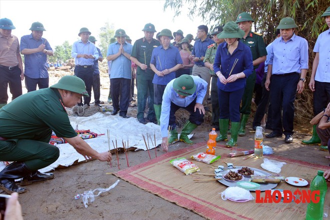 Hình ảnh xúc động: Phó Thủ tướng Trương Hòa Bình thắp hương cho nạn nhân bị lũ cuốn bên dòng suối Thia - Ảnh 5.