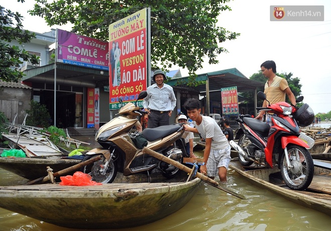 Chùm ảnh: Kiếm bộn tiền từ việc chèo đò qua điểm ngập nặng trong đợt lụt lịch sử tại Ninh Bình - Ảnh 5.