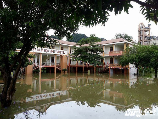 Ảnh: Nước ngập mái nhà, bủa vây trường học ở Nghệ An - Ảnh 4.
