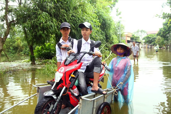 Gần 1 tuần vỡ đê Chương Mỹ: Trẻ em ngồi xe cải tiến vượt sông đến trường - Ảnh 5.