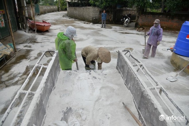 Người dân Chương Mỹ dọn dẹp làng xóm, khử trùng sau ngập lụt - Ảnh 5.