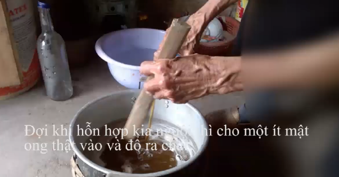 Công nghệ làm mật ong giả đáng sợ ở Hà Nội - Ảnh 5.