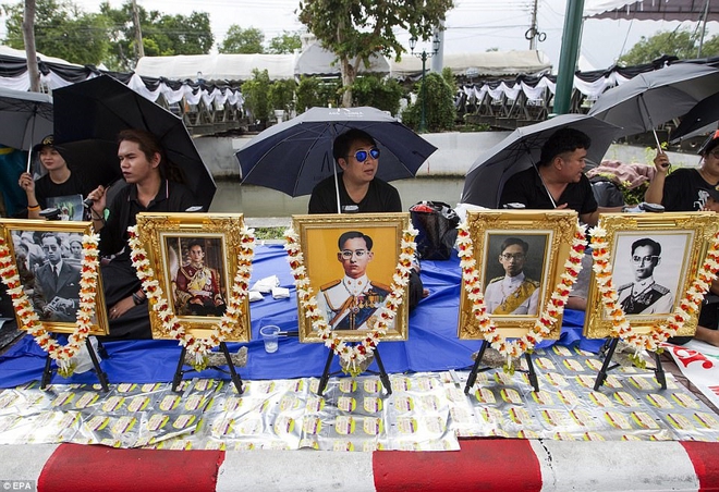 Hàng ngàn người Thái Lan mang ảnh, đội mưa chờ tiễn biệt nhà vua Bhumibol Adulyadej - Ảnh 4.