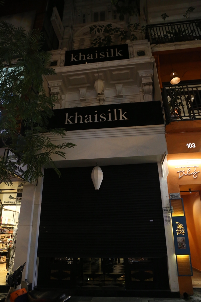 Tất cả cửa hàng Khaisilk ở Hà Nội và Sài Gòn đều tạm đóng cửa sau ồn ào từ vụ khăn lụa made in China - Ảnh 5.
