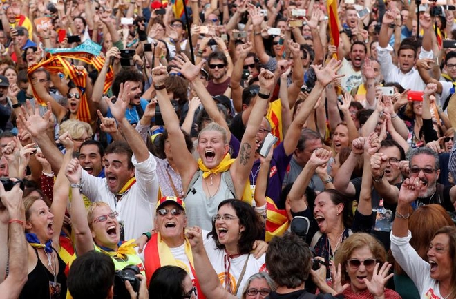 Ảnh: Catalan tuyên bố độc lập, hàng vạn người dân đổ ra đường ăn mừng - Ảnh 5.