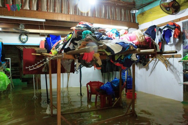 Ảnh: Cuộc sống của người dân Quảng Nam đảo lộn vì mưa lũ - Ảnh 5.