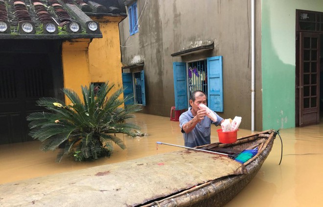 4 ngày bị lũ cô lập, dân ngồi mái nhà, chờ viện trợ - Ảnh 5.