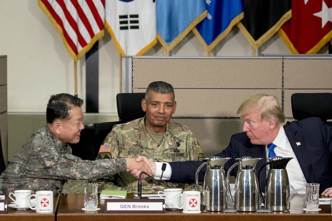 Tổng thống Donald Trump ăn trưa với binh sĩ trong doanh trại Mỹ ở Hàn Quốc - Ảnh 5.