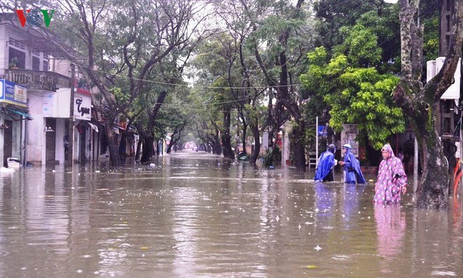 Người dân Huế chèo thuyền, đánh cá trên đường phố trong ngày mưa lũ - Ảnh 5.