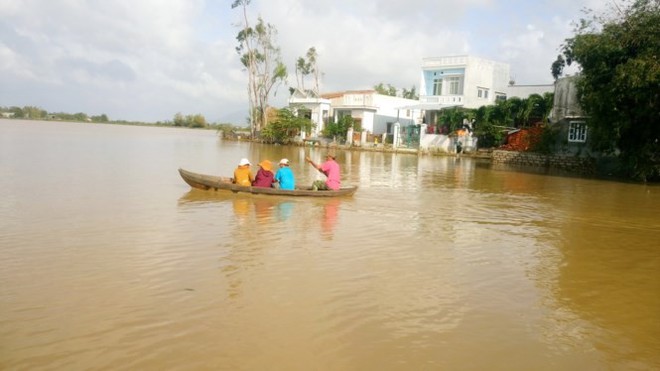 Bên trong vùng nước lũ bao vây ở Bình Định - Ảnh 5.