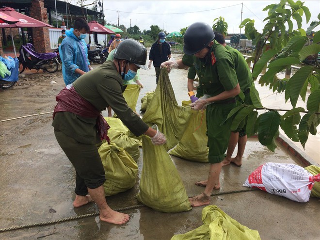 Chùm ảnh: Thừa Thiên-Huế bắt tay và khắc phục hậu quả mưa lũ - Ảnh 5.