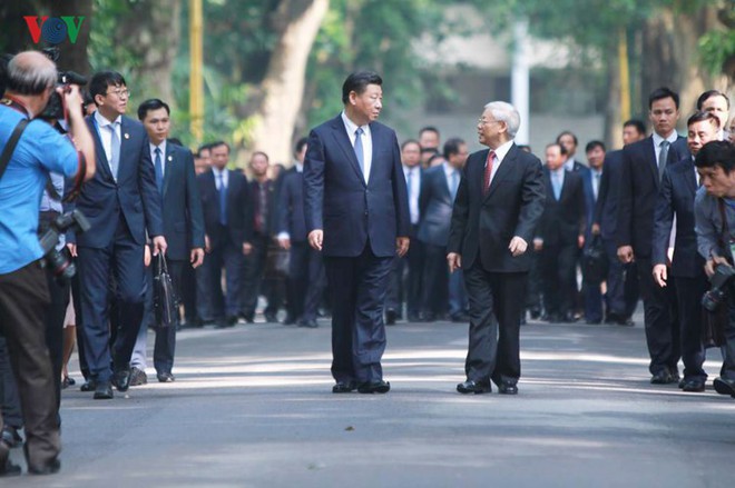 Ảnh: Chủ tịch Trung Quốc Tập Cận Bình vào Lăng viếng Chủ tịch Hồ Chí Minh - Ảnh 4.