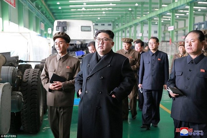 Ảnh độc: Ông Kim Jong-un tươi cười lái ngựa thép - Ảnh 5.