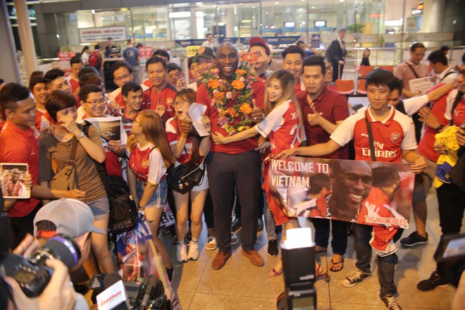 Fan nữ Việt Nam ôm chặt huyền thoại Arsenal ở sân bay Tân Sơn Nhất - Ảnh 5.