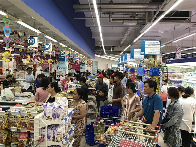 Ứng phó trước bão số 14: Người dân Nha Trang ùn ùn đến siêu thị mua thức ăn - Ảnh 5.