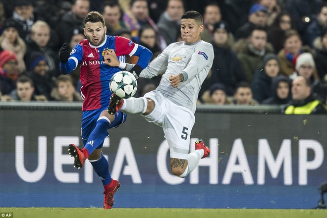 ĐIỂM NHẤN Basel 1-0 M.U: Quá phụ thuộc Pogba. Fellaini vẫn rất quan trọng. Rojo trở lại ấn tượng - Ảnh 4.