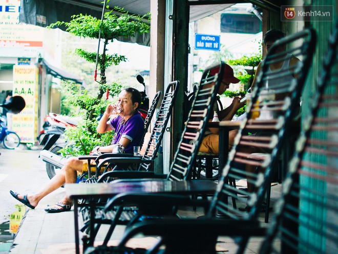 Chùm ảnh: Người Sài Gòn và thói quen uống cafe cóc từ lúc mặt trời chưa ló dạng cho đến chiều tà - Ảnh 5.