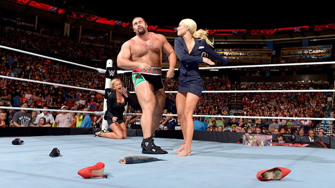 Nữ đô vật WWE khoe đường cong gợi cảm trên phố - Ảnh 5.