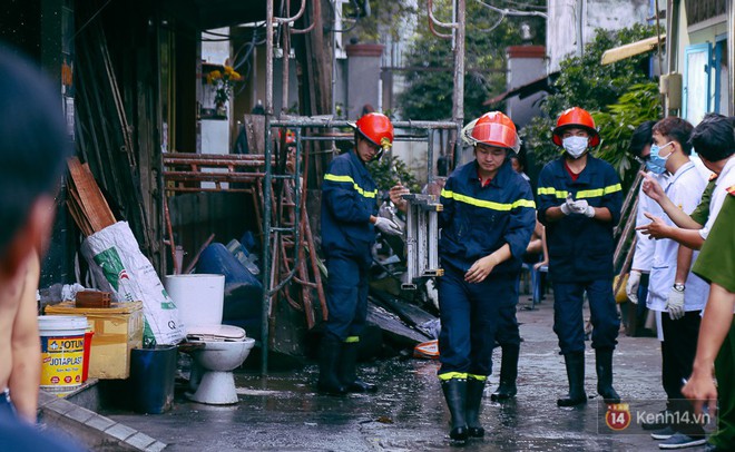 Cận cảnh hiện trường vụ cháy kinh hoàng ở Sài Gòn: Cảnh sát PCCC buồn đau vì không cứu được 3 mẹ con - Ảnh 6.