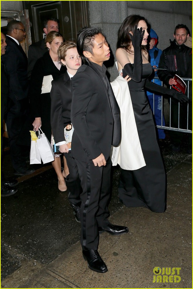 Pax Thiên diện suit lịch lãm, ra dáng người đàn ông chững chạc hộ tống Angelina Jolie tại sự kiện - Ảnh 5.