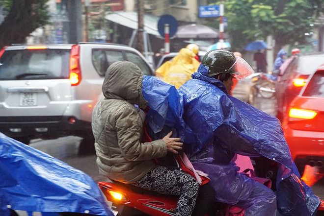 Người Hà Nội vất vả trong ngày mịt mù mưa rét tăng cường - Ảnh 5.