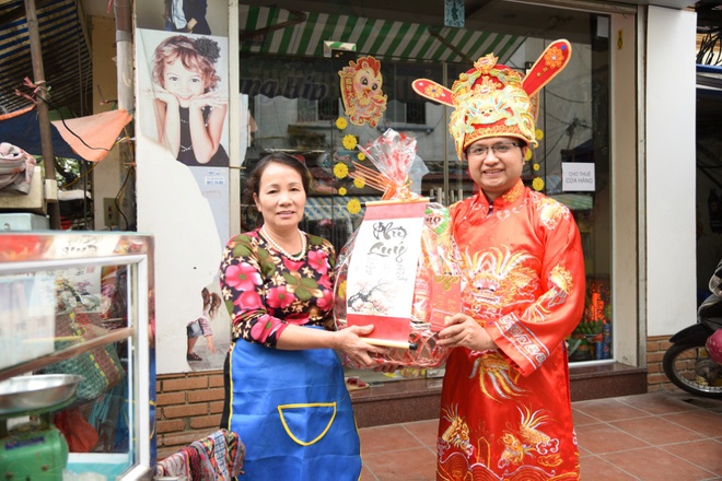 Khách hàng hân hoan vui sướng khi được Thần tài đến nhà trao vàng trong ngày vía Thần tài - Ảnh 6.