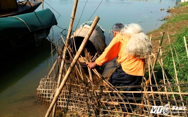 Cụ ông 90 tuổi vẫn chèo thuyền đánh cá nuôi 2 con 50 tuổi tật nguyền - Ảnh 6.