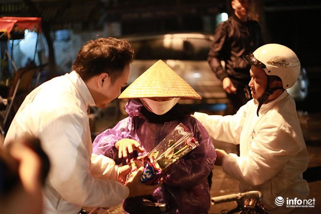 Những người phụ nữ không nghỉ rơi nước mắt khi được nhận hoa trong đêm mưa rét - Ảnh 6.