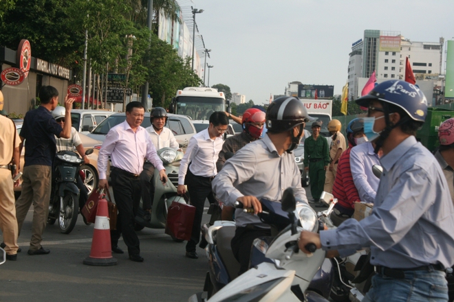 Kẹt xe, hành khách chạy thục mạng vào sân bay Tân Sơn Nhất - Ảnh 5.