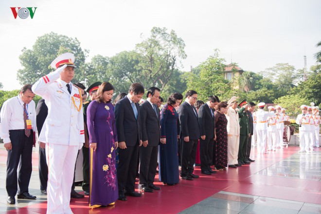 Lãnh đạo Đảng, Nhà nước dâng hương tưởng niệm các anh hùng liệt sĩ - Ảnh 6.