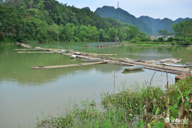 Lạng Sơn: Cô lập giữa ốc đảo, người dân thót tim qua cầu phao tạm bằng tre nứa - Ảnh 6.