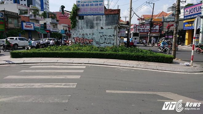 Ngôi nhà không chịu giải tỏa, chình ình giữa giao lộ ở Sài Gòn - Ảnh 7.