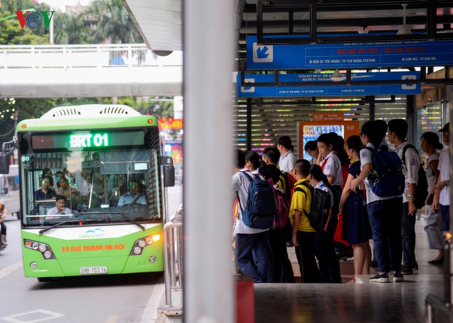 Giờ cao điểm, BRT Hà Nội không đến mức... quá tải - Ảnh 6.