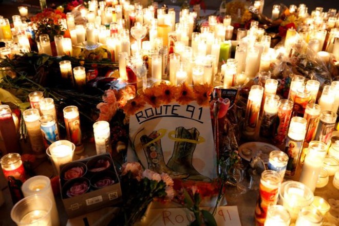 Nước Mỹ lặng đi tưởng niệm các nạn nhân vụ xả súng ở Las Vegas - Ảnh 6.