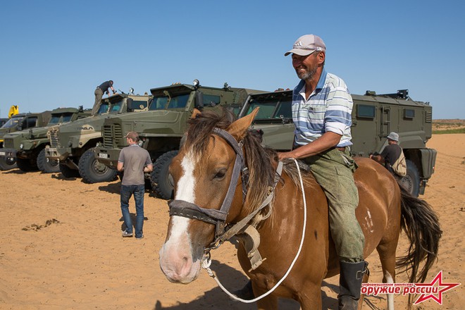 Xe quân sự Nga bị tra tấn khủng khiếp: Ào ạt xông lên trong sa mạc - Ảnh 5.