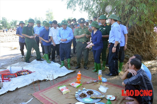 Hình ảnh xúc động: Phó Thủ tướng Trương Hòa Bình thắp hương cho nạn nhân bị lũ cuốn bên dòng suối Thia - Ảnh 6.