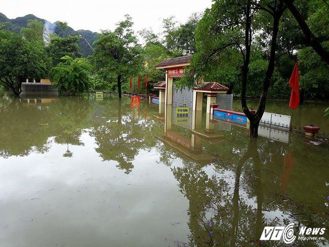 Ảnh: Nước ngập mái nhà, bủa vây trường học ở Nghệ An - Ảnh 5.
