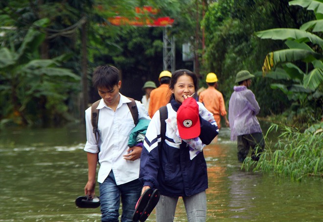 Gần 1 tuần vỡ đê Chương Mỹ: Trẻ em ngồi xe cải tiến vượt sông đến trường - Ảnh 6.