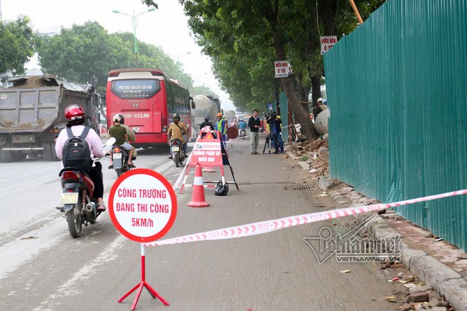 Hà Nội đốn nghìn cây, đường Phạm Văn Đồng tắc cứng - Ảnh 7.